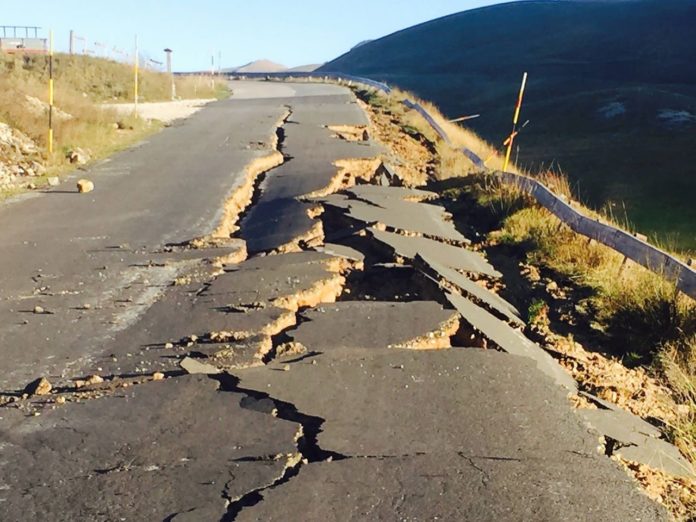 Una strada danneggiata dal terremoto, foto generica