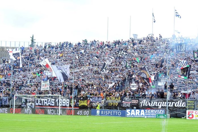 I tifosi dell'Ascoli, foto da pagina Facebook ufficiale Ascoli Picchio