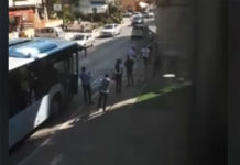 Un frame del video con l'aggressione subita da un addetto alla sicurezza dei bus