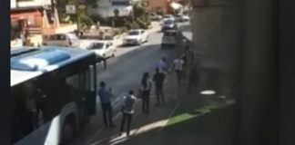 Un frame del video con l'aggressione subita da un addetto alla sicurezza dei bus