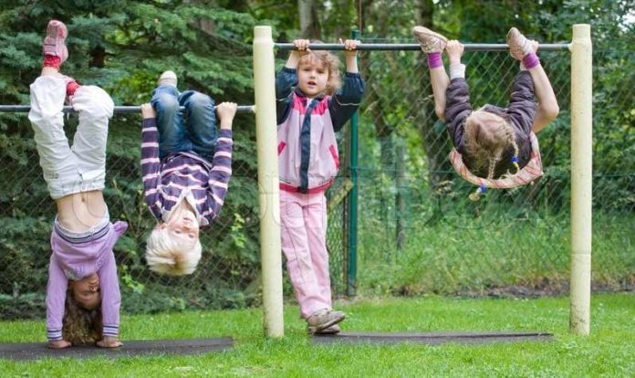 Bambini che giocano al parco, foto d'archivio