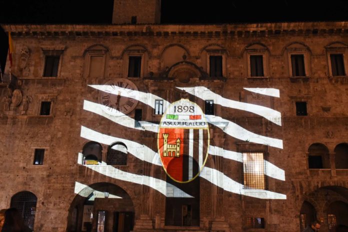 Il marchio dell'Ascoli Calcio si accende sulle pareti dei principali monumenti della città