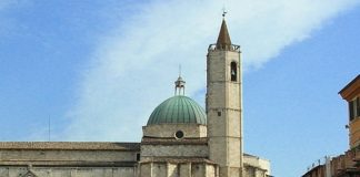 La chiesa di San Francesco vista da piazza del Popolo, fonte Wikipedia