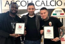 Giuseppe Cinti ha consegnato ai calciatori bianconeri Bright Addae e Amato Ciciretti i premi "Siamo Ascoli", foto da pagina Facebook ufficiale Ascoli Calcio