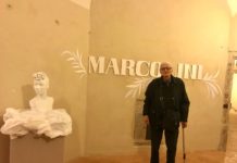 L'artista Marcolini all'inaugurazione della mostra Miles, Ascoli