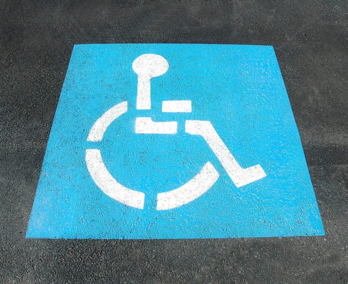 Parcheggio per disabili, foto generica da Pixabay