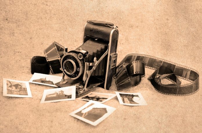 Una vecchia macchina fotografica